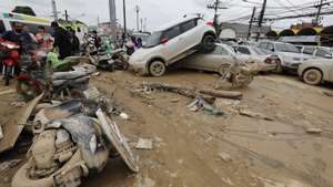 epa12555204 Damaged cars and motorbikes on a muddy street as the floodwaters begin to recede in Hat Yai, Songkhla province, southern Thailand, 28 November 2025. Severe flooding across nine southern provinces has killed more than 100 people and affected over 2.7 million residents, according to Wirun Supasingsiripricha, Director of the Institute of Forensic Medicine, Police General Hospital.  EPA/NARONG SANGNAK