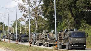 epa12586915 Thai soldiers transport armored vehicles during clashes with Cambodian troops in Kab Choeng district, Surin province, Thailand, 12 December 2025. According to Thailand's defense ministry spokesperson Surasant Kongsiri, the military will continue operations against Cambodia until Phnom Penh changes its stance and returns to the genuine path of peace.  EPA/RUNGROJ YONGRIT