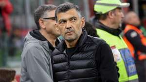 epa12043388 AC Milan's coach Sergio Conceicao during the Italian Serie A soccer match AC Milan vs Atalanta at Giuseppe Meazza Stadium in Milan, Italy, 20 April 2025.  EPA/Roberto Bregani