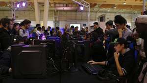 Vários jovens jogam videojogos durante o Lisboa Games Week que é a grande convenção portuguesa de videojogos, tecnologia e entretenimento e é composta por diversas atividades, Lisboa, 05 de novembro de 2015. O Lisboa Games Week prolonga-se até dia 08 de novembro de 2015. ANTÓNIO COTRIM/lLUSA