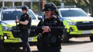 epa13268473 Armed police man a cordon outside RAF Fairford in Gloucestershire, Britain, 28 September 2026. Five men have been arrested on suspicion of explosive and terrorism offences after a major incident was declared at the airbase in the west of England. Bomb disposal teams have been examining a number of vehicles near RAF Fairford, and dozens of homes in the surrounding area have been evacuated. RAF Fairford has recently been used by the US Air Force to carry out strikes on Iran.  EPA/NEIL HALL