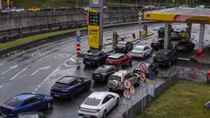 epa13100375 Cars line up at a Rosneft gas station in Moscow, Russia, 09 July 2026. A fuel crisis in Russia, caused by attacks on refineries, has led to shortages in more than half of the regions and a sharp rise in prices at gas stations. The government has imposed a complete ban on fuel exports and permitted the circulation of Euro-3 gasoline. Gasoline prices in Russia increased by 2.11 percent from 30 June to 06 July, while diesel fuel prices increased by 3.35 percent, according to Rosstat.  EPA/SERGEI ILNITSKY