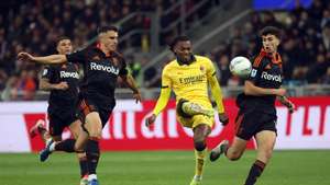 epa12755814 Ac Milan's Rafael Leao (C) scores the 1-1 goal during the Italian Serie A soccer match between AC Milan and Como, in Milan, Italy, 18 February 2026.  EPA/MATTEO BAZZI