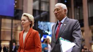 epa11784355 European Council President Antonio Costa (R) and European Commission President Ursula von der Leyen attend a news conference during  EU-Western Balkans Summit in Brussels, Belgium, 18 December 2024. EU and Western Balkans leaders are meeting in Brussels to discuss strengthening regional cooperation and partnerships.  EPA/OLIVIER HOSLET