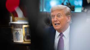 epa12355885 US President Donald Trump speaks to the media during a press availability in the Oval Office of the White House in Washington, DC, USA, 05 September 2025.  EPA/FRANCIS CHUNG / / POOL