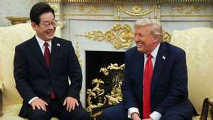 epa12322099 US President Donald Trump (R), and South Korea's President Lee Jae-Myung (L), during a meeting in the Oval Office of the White House in Washington, DC, USA, 25 August 2025. Lee and Trump are expected to discuss reinforcing their 71-year-old military alliance, including the construction of new US shipyards.  EPA/YONHAP SOUTH KOREA OUT