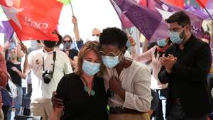 A coordenadora do Bloco de Esquerda (BE), Catarina Martins (E), acompanhada pela candidata do BE à Câmara Mumicipal de Lisboa, Beatriz Gomes (D), durante o comício com candidatos autárquicos, no Largo São Carlos, em Lisboa, 18 setembro 2021. No próximo dia 26 de setembro mais de 9,3 milhões eleitores podem votar nas eleições Autárquicas, para eleger os seus representantes locais. MANUEL DE ALMEIDA/LUSA