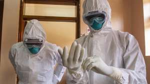 epa10255231 Ugandan doctors wear their Personal Protective Equipments at the Entebbe Regional Referral Hospital Isolation Centre in Entebbe, Uganda, 20 october 2022. A total of 64 positive cases and 24 deaths have so far been confirmed in Uganda since the outbreak of the deadly Ebola virus a month ago in Uganda.  EPA/ISAAC KASAMANI