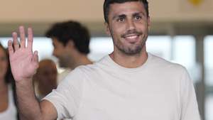epa13176341 Spanish midfielder Rodrigo 'Rodri' Hernandez waves upon his arrival at the airport in Barcelona, Spain, 17 August 2026. Hernandez was signed as a new FC Barcelona player on transfer from Manchester City.  EPA/Alejandro Garcia