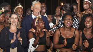 O Presidente da República de Portugal Marcelo Rebelo de Sousa (C), à chegada ao aeroporto de Maputo, Moçambique, 24 de junho de 2025.  Moçambique celebra, na quarta-feira, 50 anos, com as cerimónias centrais a decorrer no histórico estádio da Machava, local onde o primeiro Presidente do país, Samora Machel, proclamou a independência em 25 de junho de 1975, após uma guerra contra o regime colonial português iniciada em 25 de setembro de 1964. LUÍSA NHANTUMBO/ LUSA