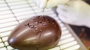 epa11247017 An employee works on an Easter egg at the chocolate factory &#039;Confiserie Felicitas&#039; in Hornow near Spremberg, Germany, 27 March 2024. The Confiserie Felicitas is a family company run by a Belgian couple who settled in Germany in the early 1990s with the idea to produce good chocolate based on a Belgian recipe. The weeks before Easter are the most important time of the year for the chocolates industry.  EPA/HANNIBAL HANSCHKE