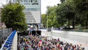 epa11603650 Supporters of Extinction Rebellion (XR) block the A12 highway, three days before the government presents the government&#039;s policy for the coming year on Budget Day, in the Hague, the Netherlands, 14 September 2024. The climate action group demands that the government stop billions in tax breaks for the fossil industry immediately.  EPA/SEM VAN DER VAL