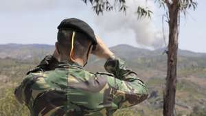 Um militar participa numa ação de patrulhamento do Exército