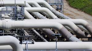 epa12247665 Pipes of the natural gas compressor station near Mallnow, Germany, 19 July 2025. The station is located near the German-Polish border and is a component of the Gascade pipeline system.  EPA/HANNIBAL HANSCHKE