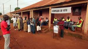 epa01806996 Guinea-Bissau voters cast their vote for the second round of Guinea-Bissau presidental elections, near Bissau, 26 July 2009. Polls opened in Guinea-Bissau on 26 July as voters choose a successor to assassinated president Joao Bernardo Vieira in a run-off presidential election. The run-up to the first round was marred by political violence. Presidential candidate Baciro Dabo, a close ally of Vieira, and other political figures were murdered by government security forces in early June.  EPA/MARIO CRUZ