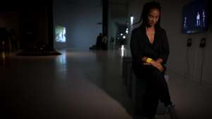 A artista Grada Kilomba durante a apresentação e inauguração das exposições do seu projeto individual "Secrets to Tell" e "The Most Beautiful Language"