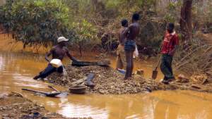 Garimpeiros procura ouro no Revué, Manica, Moçambique, 19 de julho de 2011. A suspensão das atividades da mineira sul-africana Mambas Minerais, na província de Manica, centro de Moçambique, a única mineira a operar naquele distrito rico em ouro, “comprava pelo preço real” o ouro dos garimpeiros da região o que “impedia o comércio desenfreado” daquele mineral.  ANDRE CATUEIRA/LUSA