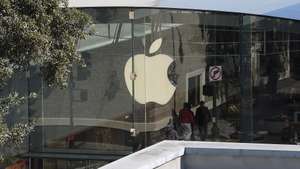 epa12492016 An Apple store in Palo Alto, California, USA, 29 October 2025. Apple Inc. is schedule to release their earnings report at the end of the closing bell on 30 October 2025.  EPA/JOHN G. MABANGLO