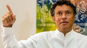 O ministro da Cultura de Cabo Verde, o também compositor, músico, cantor, escritor, dramaturgo e poeta, Mário Lúcio Sousa, 50 anos, natural do Tarrafal de Santiago, para quem o cabo-verdiano “sempre foi muito recetivo à cultura do outro” e acabou por criar a sua própria identidade cultural, na Cidade da Praia, Cabo Verde, 01 de julho de 2015. (ACOMPANHA TEXTO). ANTÓNIO GOMES/LUSA
