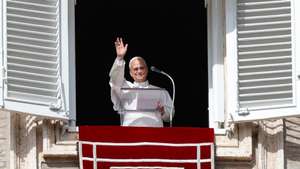epaselect epa13330177 Pope Leo XIV leads his Angelus prayer from the window of his office overlooking Saint Peter's Square, Vatican City, 25 October 2026.  EPA/GIUSEPPE LAMI