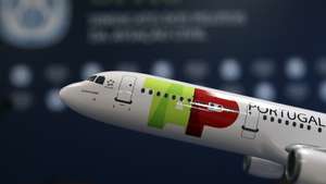 Uma miniatura de um avião da TAP durante a conferência de imprensa do presidente do Sindicato dos Pilotos da Aviação Civil (SPAC), Alfredo Mendonça (ausente da fotografia), na sede do SPAC, em Lisboa, 11 de dezembro de 2020. O SPAC e o Sindicato Nacional do Pessoal de Voo da Aviação Civil (SNPVAC) apelaram ao Governo que negoceie com Bruxelas o adiamento da apresentação do plano de reestruturação da TAP, denunciando que este está baseado em previsões de mercado "completamente desatualizadas". MANUEL DE ALMEIDA/LUSA