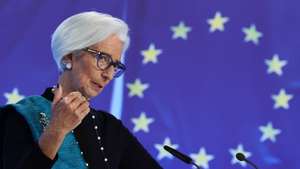 epa12600960 European Central Bank (ECB) President Christine Lagarde addresses a press conference following the meeting of the ECB Governing Council in Frankfurt am Main, Germany, 18 December 2025.  EPA/RONALD WITTEK