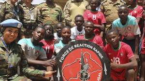 Os militares portugueses na República Centro-Africana entregaram centenas de brinquedos e equipamentos desportivos aos alunos de duas escolas de Bocaranga, no oeste do país, no âmbito da cooperação civil militar da missão da ONU (MINUSCA), Bangui, 29 de março de 2022. (ACOMPANHA TEXTO DE 02/04/2022) ESTADO MAIOR-GENERAL DAS FORÇAS ARMADAS (EMGFA)/LUSA