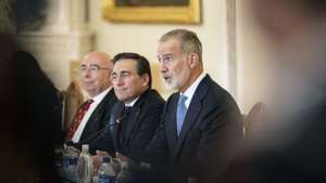 epa13284360 King Felipe VI of Spain (R) delivers opening remarks as Spanish Foreign Minister Jose Manuel Albares Bueno (C) attends in the dining hall of the Presidential Palace during the Spanish royal state visit to Helsinki, Finland, 06 October 2026. The Spanish royal couple are visiting Finland from 06 to 07 October 2026.  EPA/JUSSI ESKOLA
