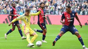 epa11645155 Juventus&#039;s Dusan Vlahovic (L) in action during the Italian Serie A soccer match between Juventus FC and Cagliari Calcio, in Turin, Italy, 06 October 2024.  EPA/Alessandro Di Marco