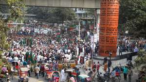 epa12602984 Protesters gather as they block the Shahbagh intersection to protest the death of prominent activist Sharif Osman Hadi in Dhaka, Bangladesh, 19 December 2025. Demonstrations broke out on 18 December after the death of Sharif Osman Hadi, the spokesperson of the student protest group Inqilab Mancha, who died of his injuries in a Singapore hospital where he had been receiving treatment after being shot in Dhaka.  EPA/MONIRUL ALAM