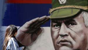 epa13194414 (FILE) - A woman walks past a mural depicting former Bosnian Serb military chief Ratko Mladic, in Belgrade, Serbia, 08 June 2021 (reissued 27 August 2026). Former Serbian general Ratko Mladic who was convicted of war crimes by the ICTY in 2017 died on 27 August 2026 at the age of 84.  EPA/ANDREJ CUKIC *** Local Caption *** 56950928