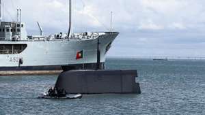 O submarino Tridente durante o primeiro exercício nacional da série ESCAPEX na Base Naval de Lisboa, no Alfeite, Almada, 17 de setembro de 2020. O submarino Tridente irá assentar no fundo da Base Naval de Lisboa, no Alfeite, de onde oito militares, submarinistas, treinados e clinicamente examinados irão abandonar um por um o interior do submarino até à superfície. ANTÓNIO COTRIM/LUSA