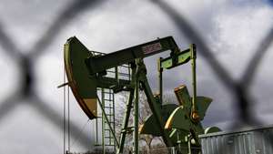 epa12850787 A view of crude a oil pump in Knoeringen near Landau, Germany, 26 March 2026. The global oil benchmark, Brent Crude, saw significant upward pressure on 26 March, with prices remaining elevated amid heightened geopolitical tensions and ongoing supply concerns.  EPA/RONALD WITTEK