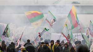 epa12511719 Protesters hold flags bearing photos of imprisoned Kurdistan Workers' Party (PKK) leader Abdullah Ocalan during a demonstration calling for his freedom in Cologne, Germany, 08 November 2025.  EPA/RONALD WITTEK