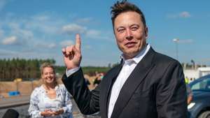 epa09889607 (FILE) - Tesla and SpaceX CEO Elon Musk gives a statement at the construction site of the Tesla Giga Factory in Gruenheide near Berlin, Germany, 03 September 2020 (reissued 14 April 2022). A statement published by the US Securities and Exchange Commission (SEC) on 14 April 2022 reads that Elon Musk has filed a proposal to acquire all available Twitter shares at a price of 54.20 US dollars per share, an offer that would total in 43.4 billion USD of company value.  EPA/ALEXANDER BECHER *** Local Caption *** 56315886