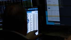 epa10213853 A trader works on the floor of the New York Stock Exchange in New York, New York, USA, 29 September 2022.  EPA/JUSTIN LANE