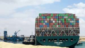 epa09618963 Egyptian tugboats try to pull out the Ever Given container ship stranded in the Suez Canal, Egypt, 26 March 2021. The large container ship Ever Given ran aground in the Suez Canal on 23 March, blocking passage of other ships and causing a traffic jam for cargo vessels.  EPA/KHALED ELFIQI *** Local Caption *** 56788297