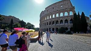 epaselect epa13102256 People hold umbrella as they walk past the Colosseum during high temperatures in Rome, Italy, 10 July 2026.  EPA/ETTORE FERRARI
