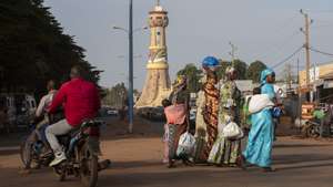 epa10214548 Malian women cross a street in central Bamako, Mali, 29 September 2022. An Economic Community of West African States (ECOWAS) delegation visited Bamako 29 September 2022 in an effort to mediate a diplomatic row which has erupted over 46 Ivorian soldiers that have been detained in Mali. Mali's junta claims they had flown in without permission and were seen as mercenaries.  EPA/HADAMA DIAKITE