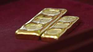epa12002500 Gold bars at a gold shop in Bangkok, Thailand, 01 April 2025. Thailand's gold prices are surging to hit record high climbing in line with the global market driven by the impact of the potential US tariffs plans, according to The Gold Traders Association.  EPA/RUNGROJ YONGRIT