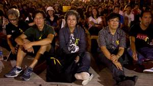 Entre 500 a 700 jovens de Macau concentraram-se hoje na Praça da Amizade, centro da cidade, em “solidariedade” para com o movimento pró-democrático de Hong Kong, numa ação inédita que marca uma nova era nas reivindicações políticas locais, Macau, 1 de Outubro de 2014. Entre a assistência encontram-se os deputados pró-democratas Ng Kuoc Cheong (D) e Au Kam San (E). )CARMO CORREIA/LUSA
