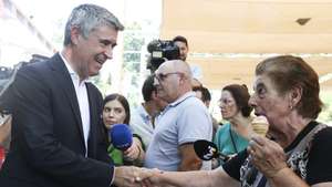 O secretário-geral do Partido Socialista (PS), José Luís Carneiro durante a visita à Feira de São Mateus, com um percurso pelo recinto e contacto com comerciantes e expositores, em Viseu, 6 de setembro de 2026. PAULO NOVAIS/LUSA