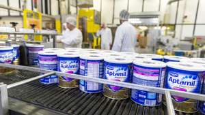 epa05051996 Aptamil baby formula cans at a production line of Danone Nutricia Early Life Nutrition division, in Cuijk, The Netherlands, 02 December 2015. French company Danone is building a new factory for the production of baby food in the Dutch city of Cuijk, with an investment of 240 million euros.  EPA/JERRY LAMPEN