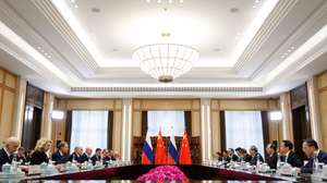 epa12500149 Russian Prime Minister Mikhail Mishustin (4-L) and Chinese Premier Li Qiang (4-R) attend a narrow format meeting at Xihu State Guest House in Hangzhou, China, 03 November 2025.  EPA/DMITRY ASTAKHOV / SPUTNIK / GOVERNMENT PRESS SERVICE POOL MANDATORY CREDIT