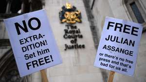 epa09706234 Julian Assange supporters outside the High Court in London, Britain, 24 January 2022. Wikileaks founder Julian Assange has won the right to ask the UK's Supreme Court to hear his case against US extradition.  EPA/ANDY RAIN
