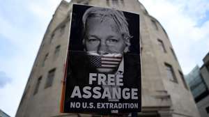 epa10020334 A protester demonstrates against Julian Assange's extradition to the US in central London, Britain, 18 June 2022. The UK government has announced it plans to extradite WikiLeaks founder Julian Assange to the United States.  EPA/ANDY RAIN