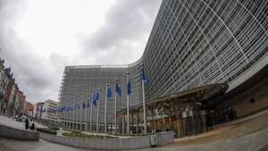 epa10381440 The European Commission headquarters Berlaymont building in Brussels, Belgium, 29 December 2022. The EU Health Security Committee will meet on 29 December as China reopens its borders for travelers in the middle of a local COVID-19 crisis.  EPA/OLIVIER HOSLET