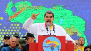 epa11018013 A handout photo made available by the Prensa Miraflores showing Venezuelan President Nicolas Maduro at a government event in Caracas, Venezuela, 08 December 2023. Maduro called on his supporters to 'denounce' several opponents, including the presidential candidate Maria Corina Machado, 'on every street', for alleged betrayal of the country, in the midst of the dispute that It maintains the country with Guyana for an area of about 160,000 square kilometers. In front of hundreds of Chavistas who gathered outside the presidential palace in Caracas, Maduro rejected anti-Chavismo's criticism of last Sunday's unilateral referendum, when the majority of voters approved annexing the area under dispute, which remains under the control of Guyana.  EPA/Prensa Miraflores HANDOUT CREDIT MANDATORY HANDOUT EDITORIAL USE ONLY/NO SALES HANDOUT EDITORIAL USE ONLY/NO SALES