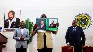 Cerimónia da formalização das candidaturas de Adalberto Costa Júnior (C-E), presidente cessante da União Nacional para a Independência Total de Angola (UNITA), e de Rafael Massanga Savimbi (C-D), pela comissão de mandatos do XIV Congresso Ordinário do partido, em Luanda, Angola, 24 de outubro de 2025. Adalberto Costa Júnior e Rafael Massanga Savimbi vão disputar a presidência da UNITA, oposição angolana, em novembro próximo, anunciou hoje a comissão de mandatos do XIV Congresso Ordinário do partido, após validar as duas candidaturas. AMPE ROGÉRIO/LUSA