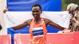 epa09516930 Ruth Chepngetich of Kenya reacts after winning the womens 43rd running of the Bank of America Chicago Marathon in Chicago, Illinois, USA, 10 October 2021. 35,000 participants were expected for the event according to race organizers.  EPA/TANNEN MAURY